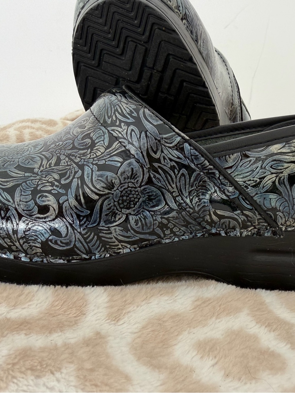 Dansko Women's Metallic Black Floral Clogs 38 - Picture 2 of 7